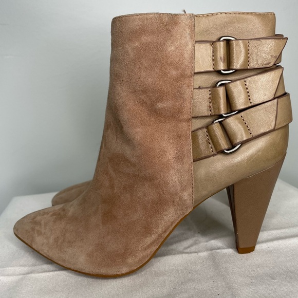 Gianni Bini Booties Suede Strap Detail
Tan
5.5 - Picture 3 of 9